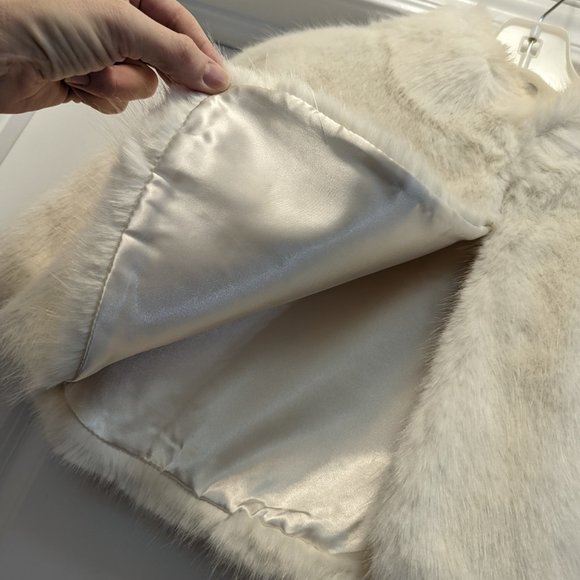 David's Bridal Faux-Fur Mock Neck Capelet - Picture 4 of 5